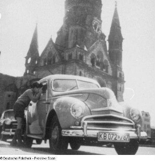 Berlin, Limousine Ford "Taunus" vor der Kaiser-Wilhelm-Gedächtniskirche