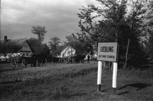 Liebling: Ortsschild Liebling, Hintergrund mit Straße