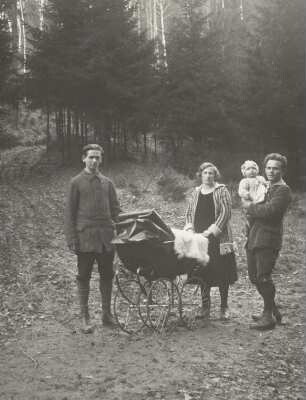 Schwager und Familie des Fotografen auf einem Waldspaziergang nach Pillnitz