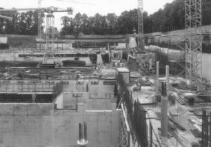 Baustelle Sächsische Landesbibliothek - Staats- und Universitätsbibliothek Dresden, Zentralbibliothek. Rohbau, Nordwestbereich mit Masten von drei Turmdrehkranen und einer Betonförderpumpe : Dresden-Räcknitz, Zellescher Weg 18. Baustelle Sächsische Landesbibliothek - Staats- und Universitätsbibliothek Dresden, Zentralbibliothek. Rohbau, Nordwestbereich mit Masten von drei Turmdrehkränen und einer Betonförderpumpe
