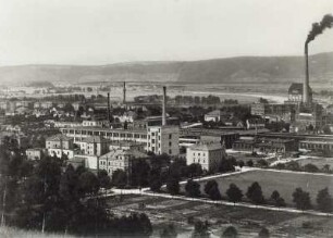 Heidenau. Stadtteilansicht mit Fabrikgebäuden. Blick über die Elbe nach Nordwest