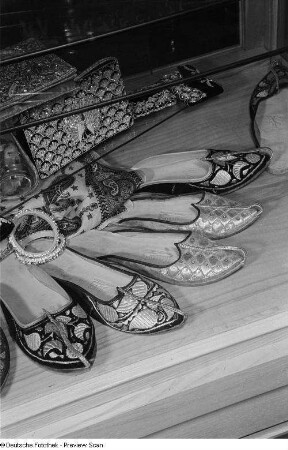 Schuhe und weitere Exponate der bulgarischen Sektion auf der Leipziger Frühjahrsmesse