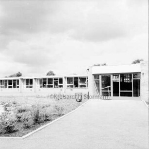 Müllerstraße: Grundschule Glashütte: Erweiterungsbau, rechts der neue Haupteingang, links Klassenräume