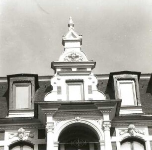 Cottbus, Karl-Liebknecht-Straße 117. Wohnhaus (1896), Erkerabschluss mit Dachhäuschen