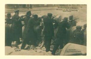 Straßenkämpfe in Berlin. Barrikaden aus Zeitungspapier vor dem Zeitungsverlag Rudolf Mosse