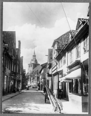 Auch viele schmale Straßen gibt es in Lünbeburg, da müssen Autos durch : Lüneburg. Auf der Altstadt. Blick nach Nordwesten zur Michaeliskirche