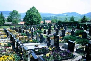 Friedhof mit Grabstellen