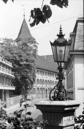 Lörrach: Hebelgymnasium, Vordergrund Laterne (Villa Aichele)
