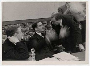 Anthony Eden und britische Delegationsmitglieder während einer Sitzung des Koordinationskomitees im Völkerbundpalast in Genf. Anthony Eden