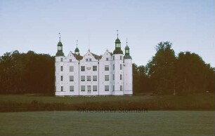 Gartenansicht, mit Wiese davor