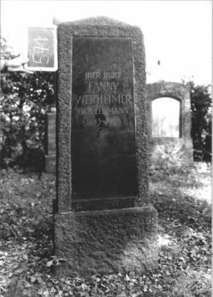 Grabstein 571 (Index: 100111474) Material: Granit Zustand: gut Maße HxBxT: 152x51x21 cm Beschreibung: Obelisk, Sockel, Schriftplatte: Grabstein 571