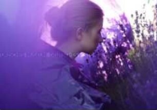 Sphärische Stimmung im Gegenlicht: Junge Frau in lila Kleidung vor einem Lavendelfeld (Prämiertes Foto Sonderthema: Wunderland) (Altersgruppe S)