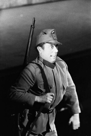 Szenenbilder aus "Der brave Soldat Schwejk", Oper von Robert Kurka nach Jaroslav Hašek mit Libretto von Abel Meeropol (Lewis Allan). Komische Oper Berlin, 05.03.1960 (Erstaufführung 06.03.1960) : Mit Werner Enders als Schwejk