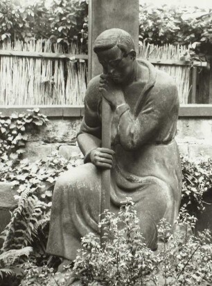 Dresden, Äußerer Plauener Friedhof : Dresden-Plauen. Äußerer Plauener Friedhof. Grabmal einer Familie (Urnengrabanlage), Sandstein, Anfang 20. Jahrhundert. Detail: Niederkniender Pilger