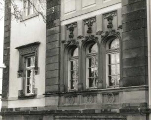 Dresden-Strehlen, Wiener Straße 41/Ecke Richard-Strauß-Platz. Wohnhaus (um 1885; C. Francke). Fenster (EG, Richard-Strauß-Platz)