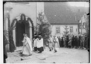 Primizfeier Eisele in Sigmaringen 1931; Prozession bei der Katholischen Kirche; im Mittelpunkt Geistlichkeit