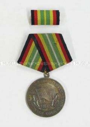 Medaille für treue Dienste in der Nationalen Volksarmee in Silber, mit Interimsspange und Etui