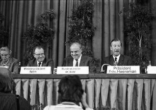 Freiburg im Breisgau: Bundeskanzler Helmut Kohl, Ministerpräsident Lothar Späth und Agrarminister Ignaz Kiechle bei der Großkundgebung des deutschen Bauerntages in der Stadthalle [mit Bauernpräsident Heeremann]