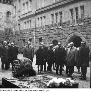 Georgische Kulturtage?, Delegation in der Gedenkstätte im Georg-Schumann-Bau der Technischen Hochschule