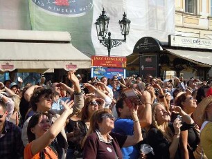 Prag - Touristen sehen zur astronomischen Uhr : Touristen schauen hinauf zur historischen astronomischen Uhr am Altstädter Rathaus. Aufgenommen am 27. Juli 2011 in Prag