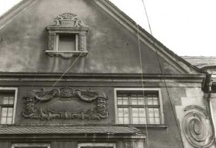Dresden-Neustadt, Löwenstraße 12/10 / Ecke Bautzner Straße. Doppelwohnhaus mit Laden (1913). Fassadenteil (Nr. 12, Bautzner Straße, 4. Obergeschoß und Dachgeschoß)