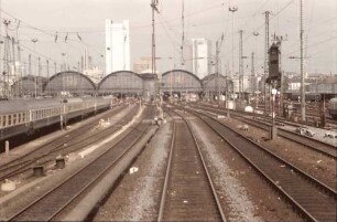 Frankfurt (Main): Hauptbahnhof; vom ausfahrenden Zug