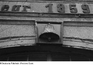 Relief "Goldene Glocke" über der Eingangstür des Hauses Moritzstraße 19