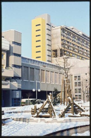 Blick vom Innenhof auf die Baugerüste an der Schlangenbader Straße