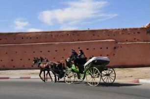 Kutschfahrt an der Stadtmauer : Eine Pferdekutsche fährt entlang der historischen Stadtmauer von Marrakesch, aufgenommen am 07.11.2008