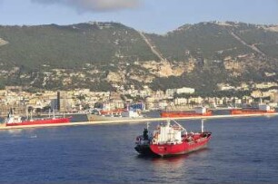 Tankschiff vor Gibraltar : Vor dem Europort-Hafen liegt ein Tankschiff. Aufgenommen am 14. Oktober 2009 in Gibraltar