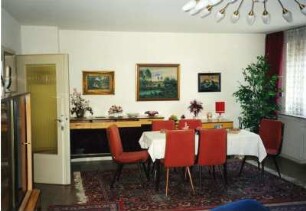 Esstisch und Anrichten in einem Wohnzimmer