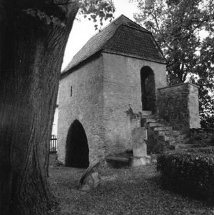 Hainichen-Bockendorf. Torhaus mit Treppenaufgang. Ansicht vom Kirchhof mit Einfriedung