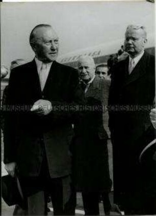 Bundeskanzler Adenauer vor seinem Abflug nach Moskau