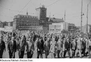 Demonstranten auf dem Karl-Marx-Platz (heutiger Augustusplatz), im Hintergrund das Kroch-Hochhaus