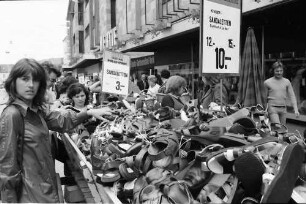 Freiburg: Wagen, vor Hertie