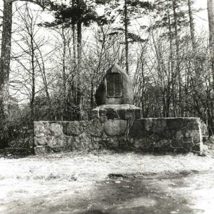Denkmal für Gefallene des 1. Weltkrieges (um 1925; Bruchstein, Metallgußplatte) in Cottbus, Hermann-Löns-Straße/Straße der Jugend