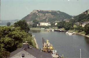 Koblenz: Rheinhafen mit Ehrenbreitstein, von der Rheinbrücke