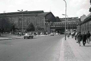Berlin: Ost; Friedrichstraße mit Bahnhof