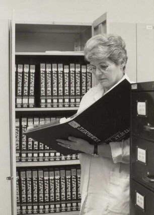 Deutsche Fotothek, Erdgeschoß, Negativmagazin. Gerda Pfeifer an einem Schrank der Negativordner-Aufstellung (hier Höhne/Pohl-Fotoarchiv)