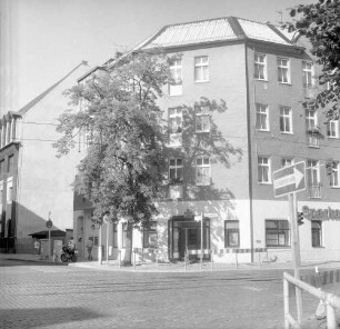 Berlin-Schöneweide, Fennstraße 8/Ecke Schnellerstraße. Wohnhaus mit Sparkasse (um 1925). Eckansicht von Süden