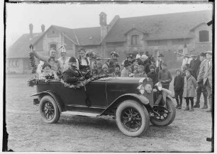 Fasnacht Sigmaringen 1927; Narren in einem Auto im Bauhof