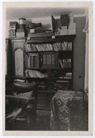 Wohnzimmerschrank mit Fototaschen in der letzten Wohnung der Familie Salomon, Den Haag, Schoutenstraat 47