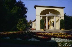 Potsdam, Neuer Garten, Orangerie, Ägyptisches Portal hinter dem Damenhausbeet.