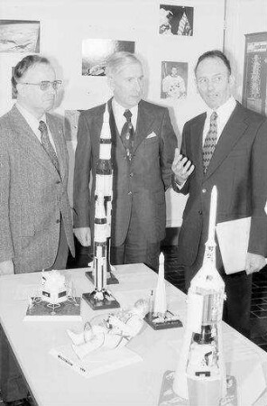 Freiburg: Ausstellungskoje [-nische] mit Raketenmodellen