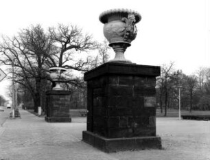 Dresden-Altstadt. Großer Garten (1683, J. F. Karcher; 1873-1895, K. F. Bouché). Hauptallee, stadtseitiger Eingang mit Prunkvasen (A. Corradini)