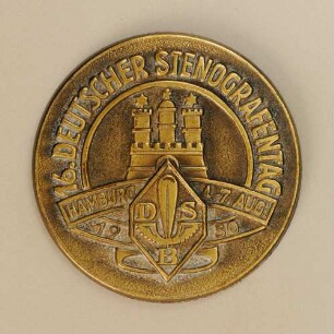 Ereignisabzeichen 16. Deutscher Stenografentag in Hamburg 1950 (ursprünglich mit Broschennadel) : Medaillensammlung Stenografische Sammlung. Ereignisabzeichen 16. Deutscher Stenografentag in Hamburg 1950 (Stadtwappen von Hamburg, Emblem des Deutschen Stenografenbundes und Um-/Inschrift "16. Deutscher Stenografentag Hamburg 4.-7. Aug. 1950", ursprünglich mit Broschennadel). Metall; Durchmesser 35 mm (1950). Dresden: SLUB R c 0476