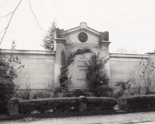 Wandgrabmal für den Verlagsbuchhändler Hermann Julius Meyer (gest. 1909)
