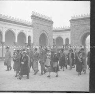 Touristengruppe im Innenhof einer Medina, Casablanca, Marokko