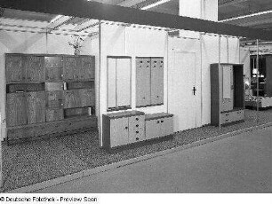 Ausstellungskojen mit Wohnzimmermöbeln und Flurgarderoben des VEB Möbelkombinat Dresden-Hellerau