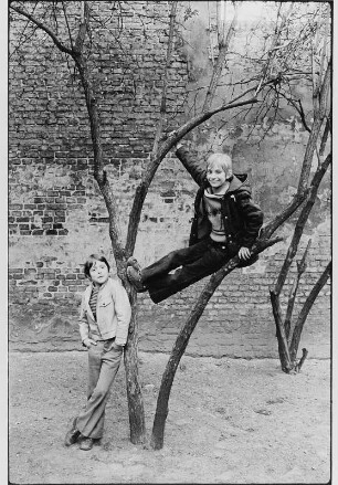 Zwei Kinder an einem Baum